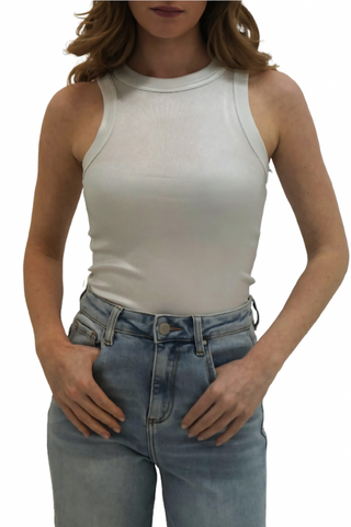Metallic Formfitting Tank in silver, front view with hands in the pockets of light-wash jeans
